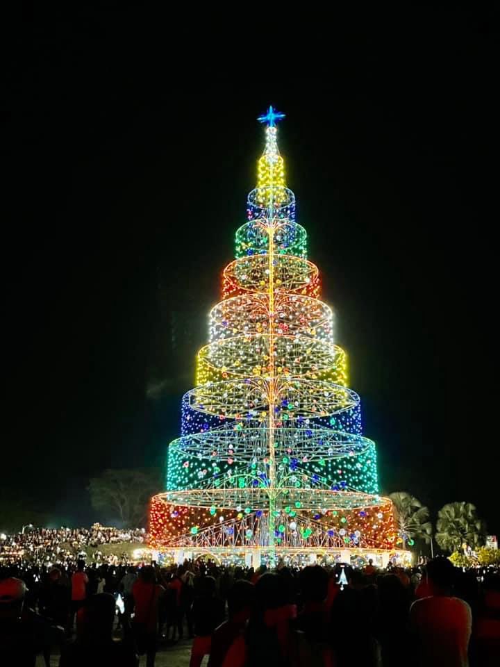 tallest Christmas tree in the Philippines